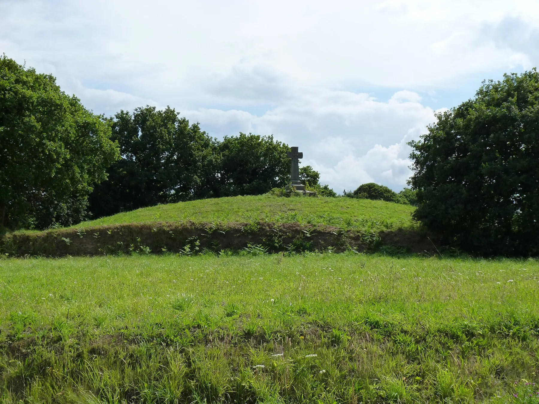 Il s'agit en fait d'un tumulus (christianisé) cachant un dolmen (non accessible).