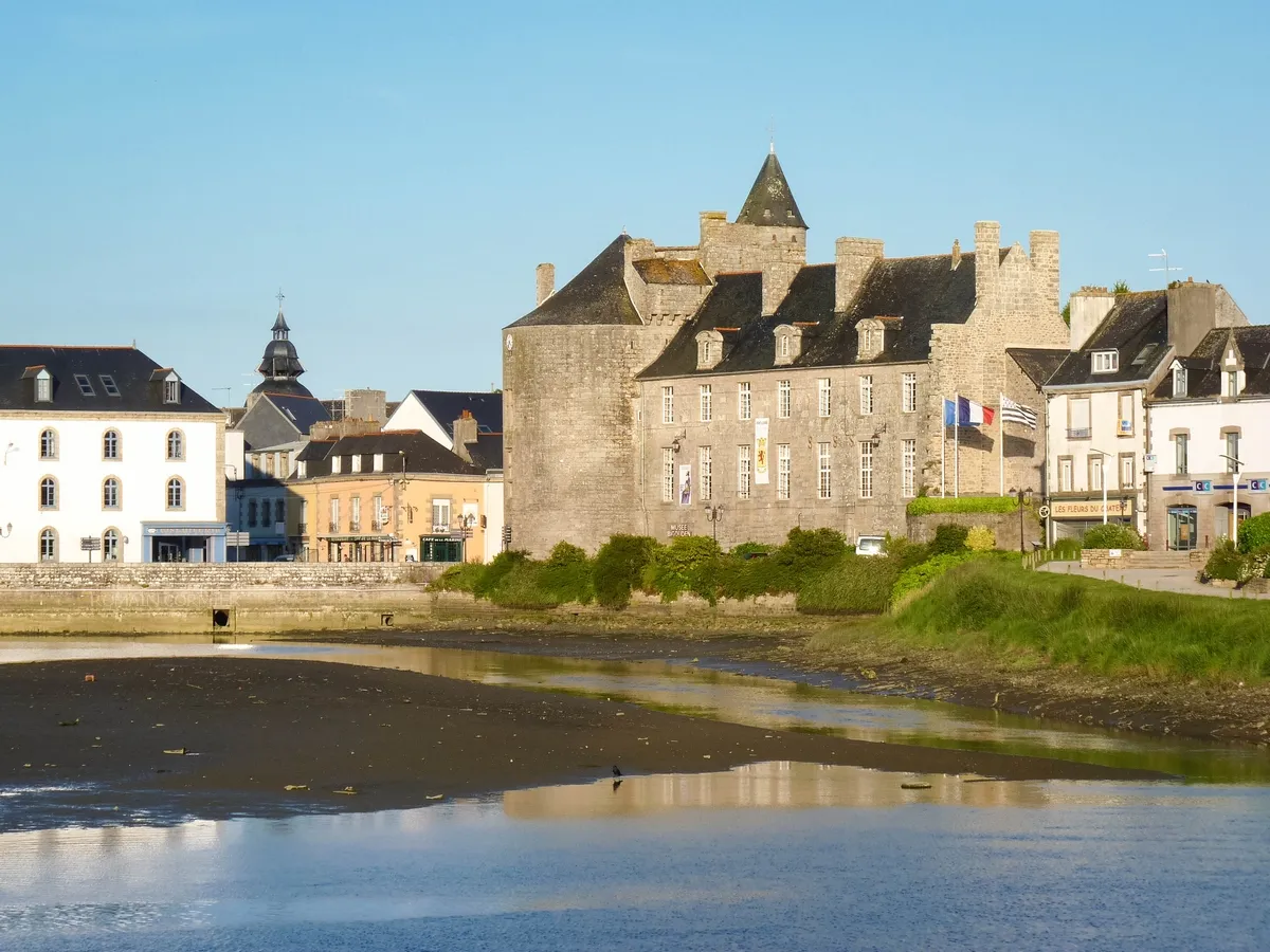 Château et hôtel de ville au bord de l'étang.